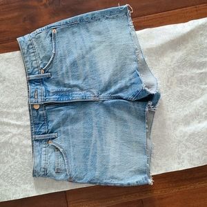Universal thread shorts. Size 10/30R. Light wash.